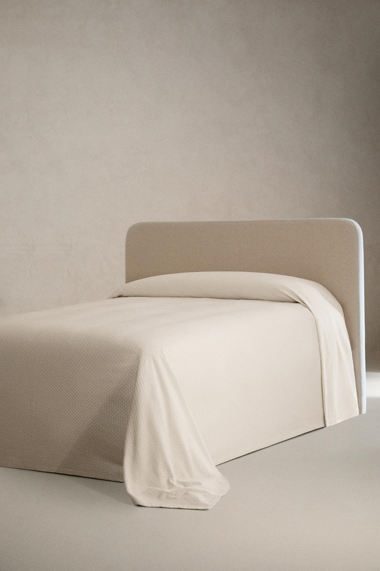 BEDSPREAD WITH POLKA DOT DESIGN — Beige