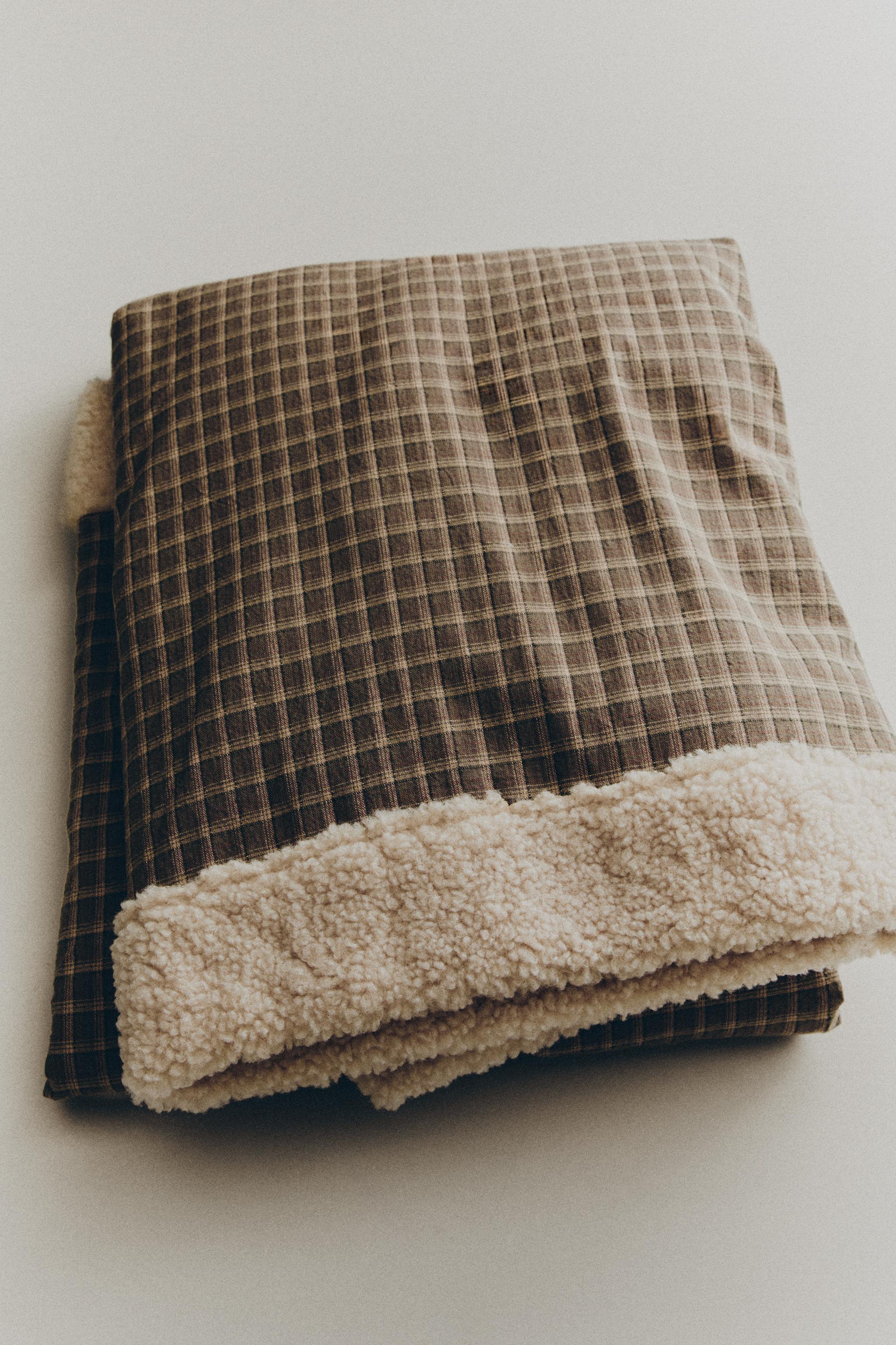 CHECKED PET BLANKET
