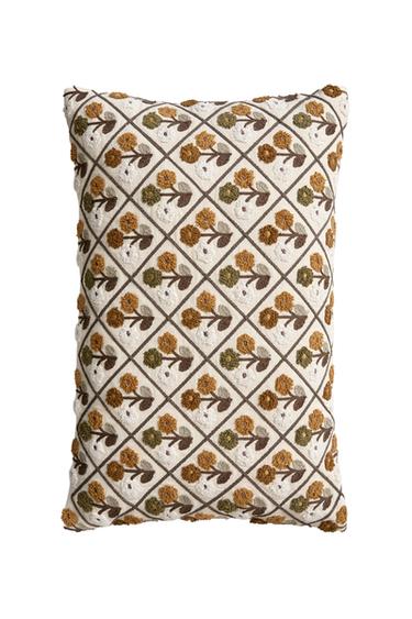 TUFTING CUSHION COVER - بيج فاتح الخاص بـ Zara