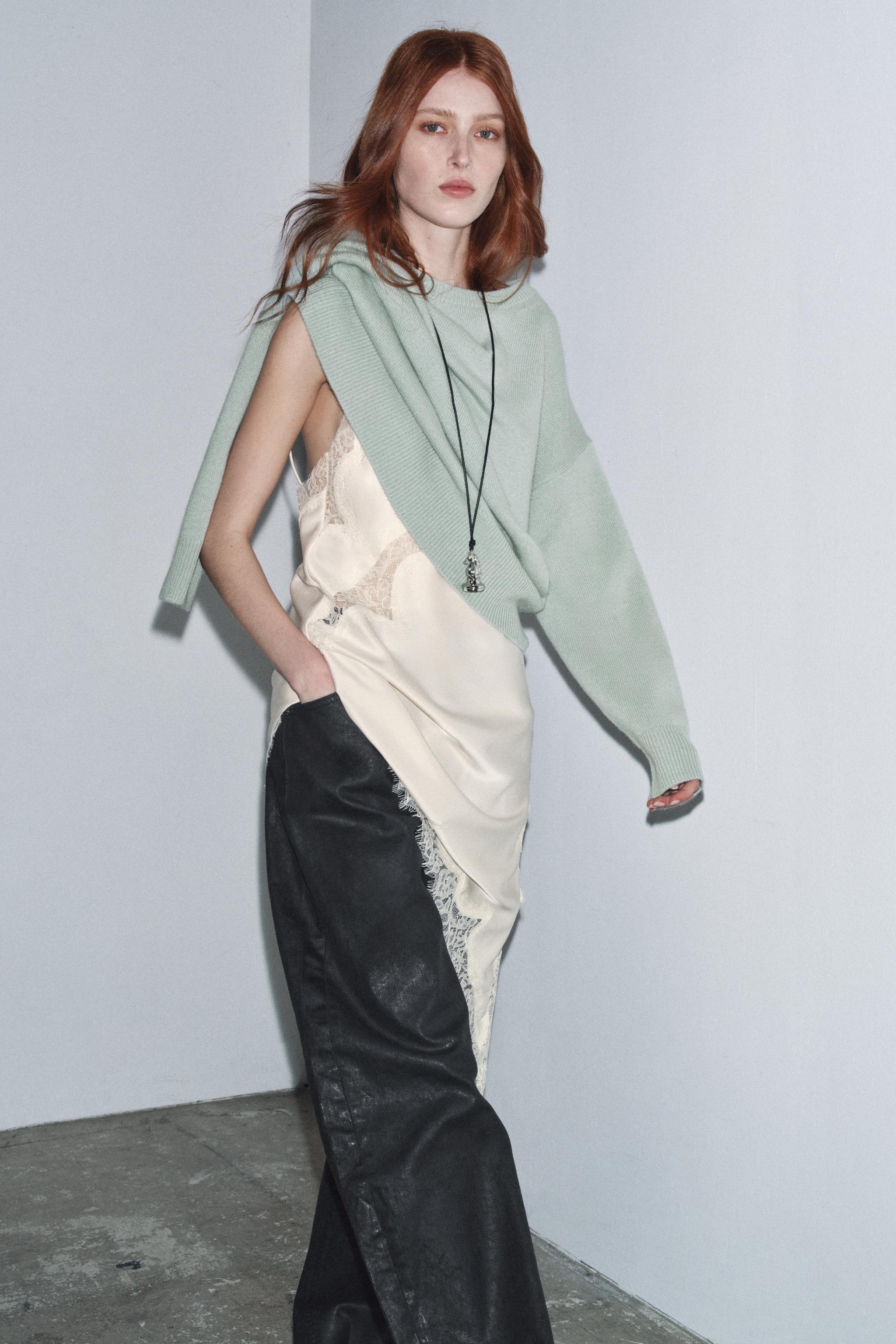 ZW COLLECTION CRACKLED BARREL LOW-RISE JEANS - Black | ZARA