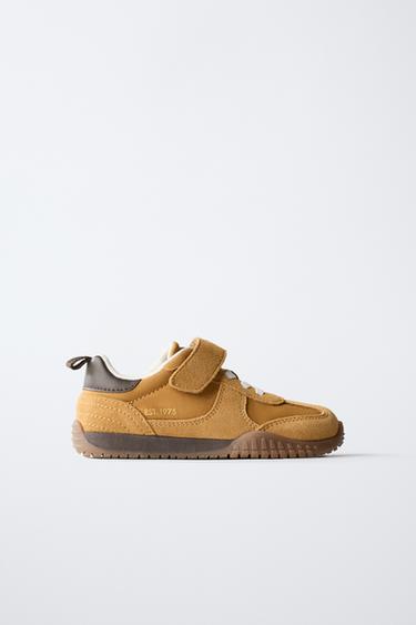 נעלי סניקרס בסגנון רטרו - חום של Zara