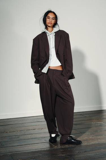 PANTALÓN PLIEGUES BOTÓN BAJO - Burdeos oscuro de Zara