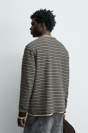 T-SHIRT À COL TUNISIEN À RAYURES - Marron foncé de Zara - Image 2