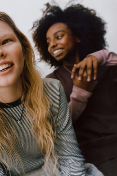 طقم انترلوك سويت شيرت وبنطلون واسع الساقين - بني الخاص بـ Zara