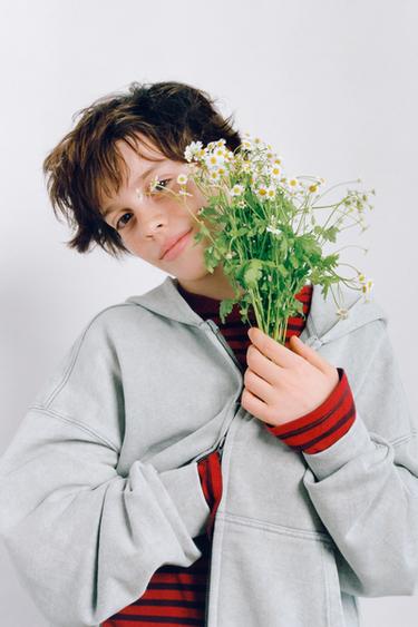 ТОЛСТОВКА НА МОЛНИИ С ТЕКСТОМ — СВЕТЛО-СЕРЫЙ от Zara