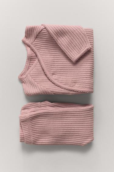 طقم تيشرت و ليجنغ بقدم بشريط مزركش - وردي طباشيري الخاص بـ Zara