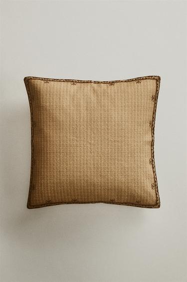 غلاف وسادة بتفصيل أزهار - بيج فاتح الخاص بـ Zara