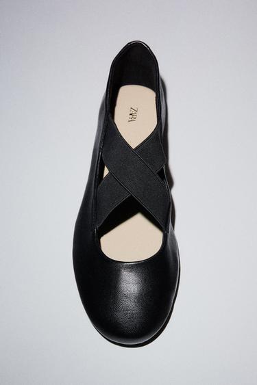 LEATHER BALLET FLATS WITH CROSSED ELASTIC STRAPS - Black by Zara