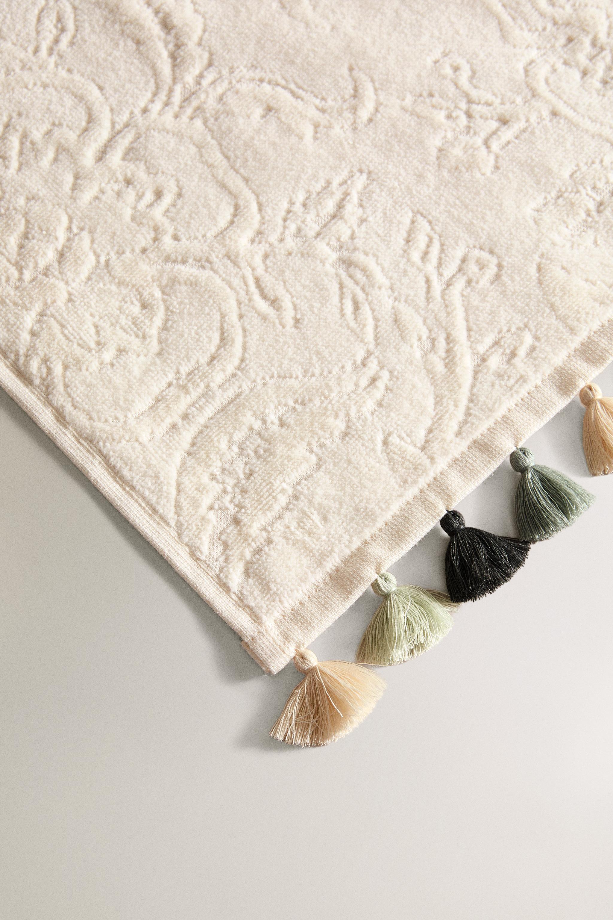 SERVIETTE DE BAIN POMPONS JACQUARD