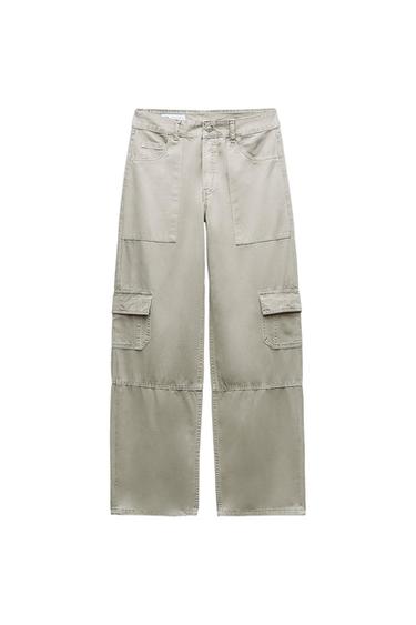 Beige cargo pants with large side pockets and a straight cut, displayed on a white background.