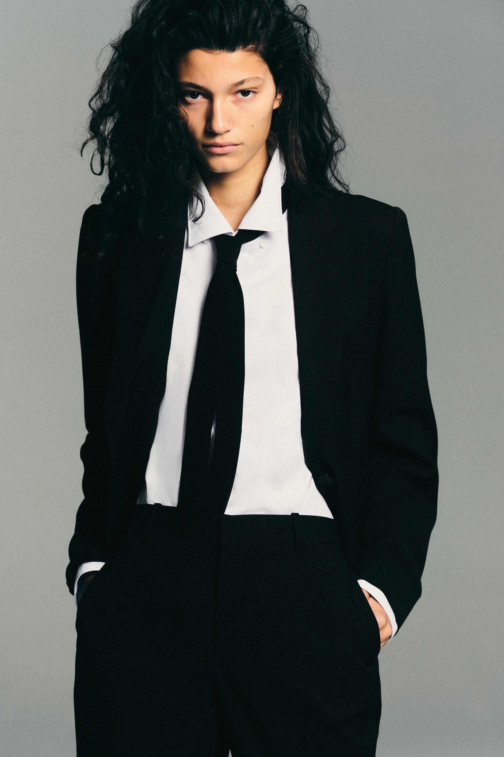 FITTED SHOULDER-PAD BLAZER