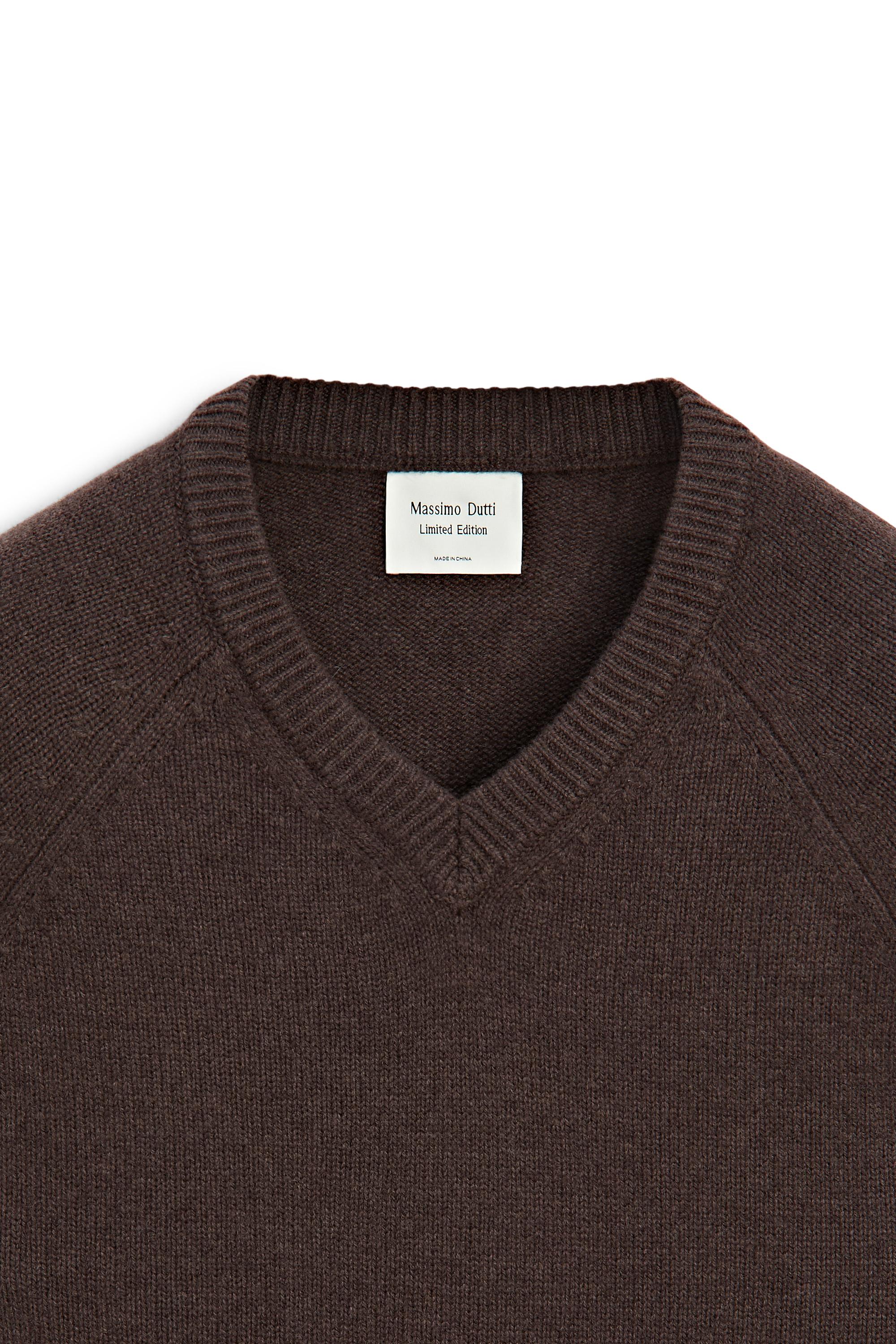 V-neck knit sweater - LIMITED EDITION