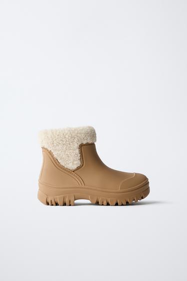 БОТИНКИ ИЗ ИСКУССТВЕННОЙ ОВЧИНЫ — Карамельно-коричневый от Zara