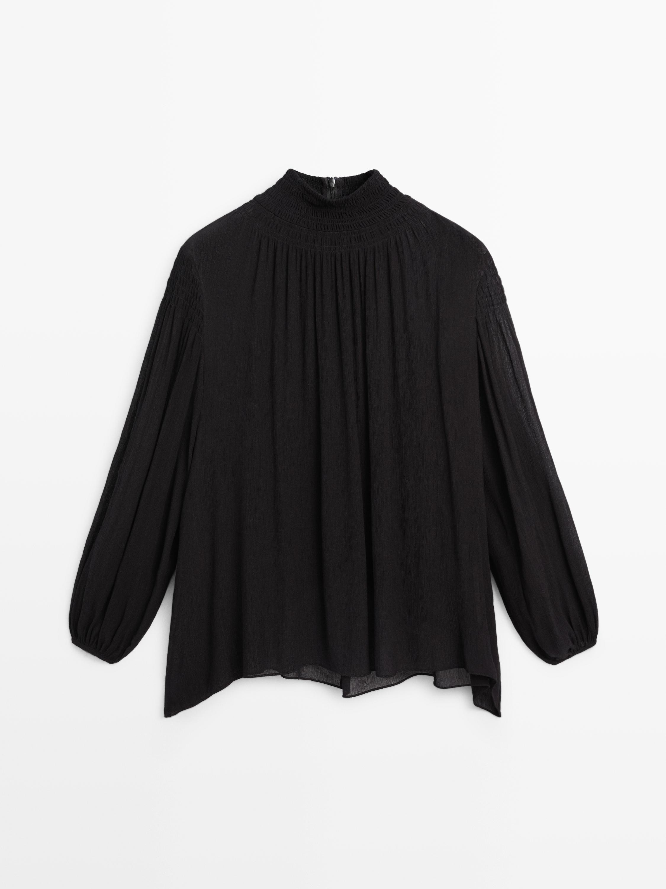 Flowing blouse with collar detail