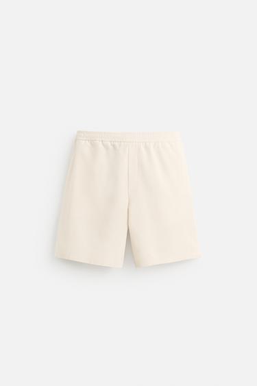 BERMUDA REGULAR FIT ESTRUCTURA - Crudo de Zara