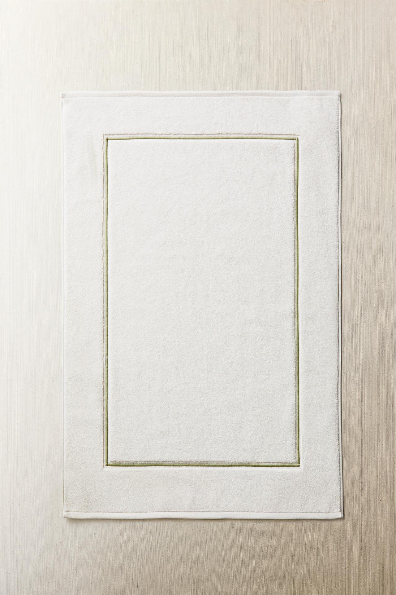 EMBROIDERED SCALLOPED BATH MAT — Light green