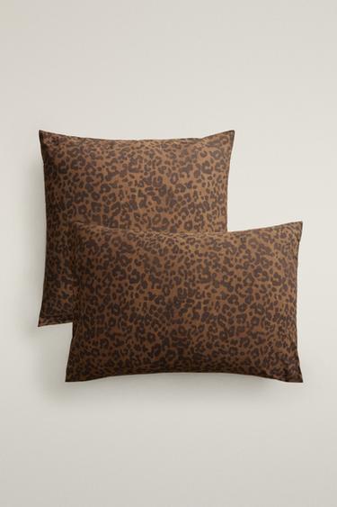 TAIE D’OREILLER LÉOPARD PERCALE (200 FILS) - Marron foncé de Zara - Image 0