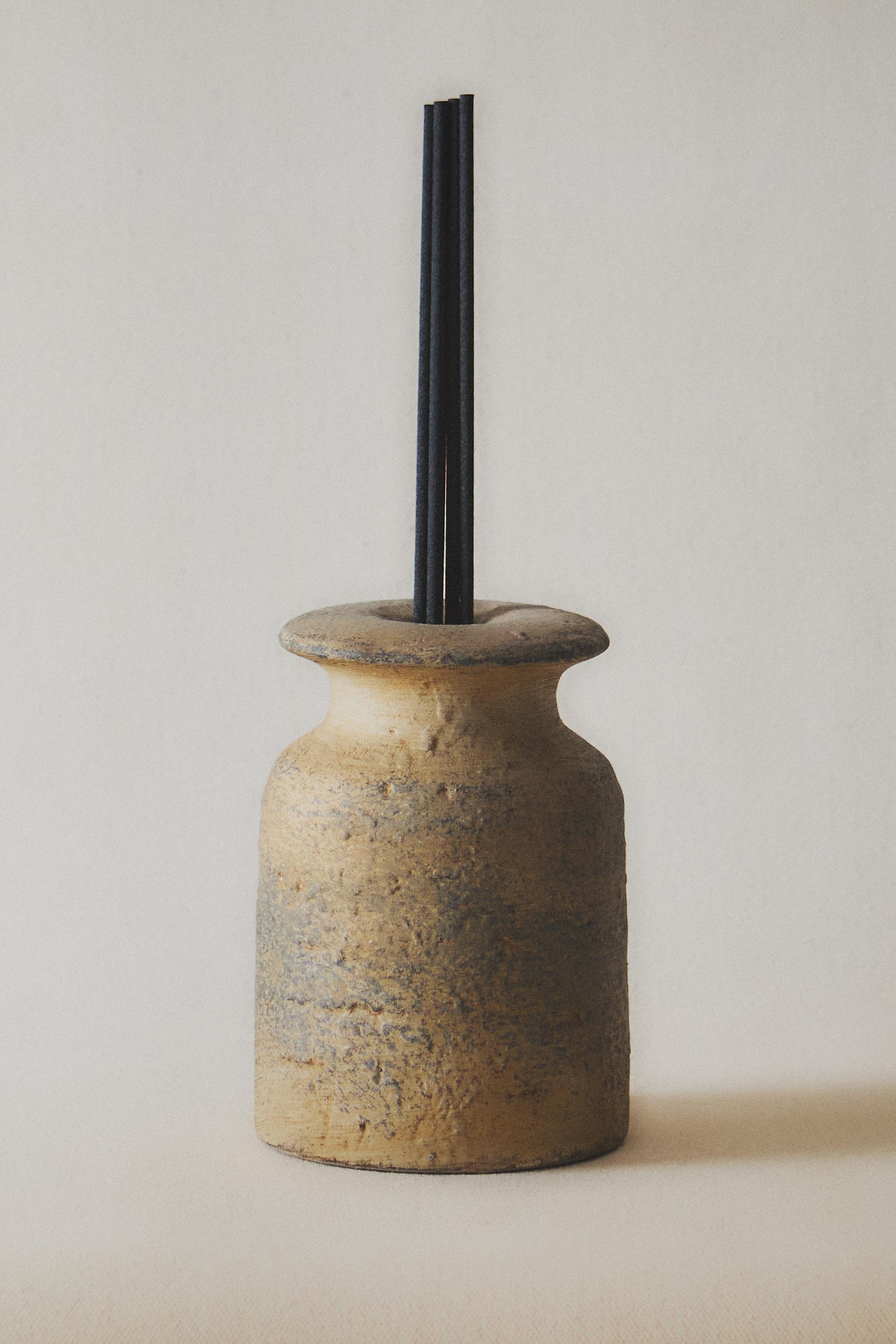 CERAMIC EMBELLISHER FOR VANILLA SCENTED REED DIFFUSERS