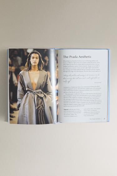 LIVRE THE LITTLE BOOK OF PRADA - Bleu de Zara - Image 3