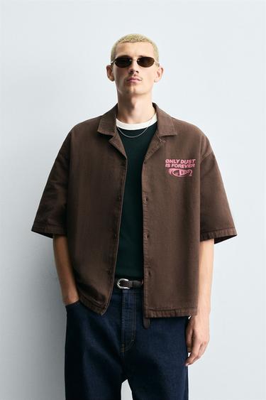 CAMISA ESTAMPADO GRÁFICO CONTRASTE - Marrón de Zara