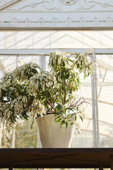 STONEWARE GARDEN PLANTER WITH IRREGULAR EDGE – Antikfehér a ZARA-tól