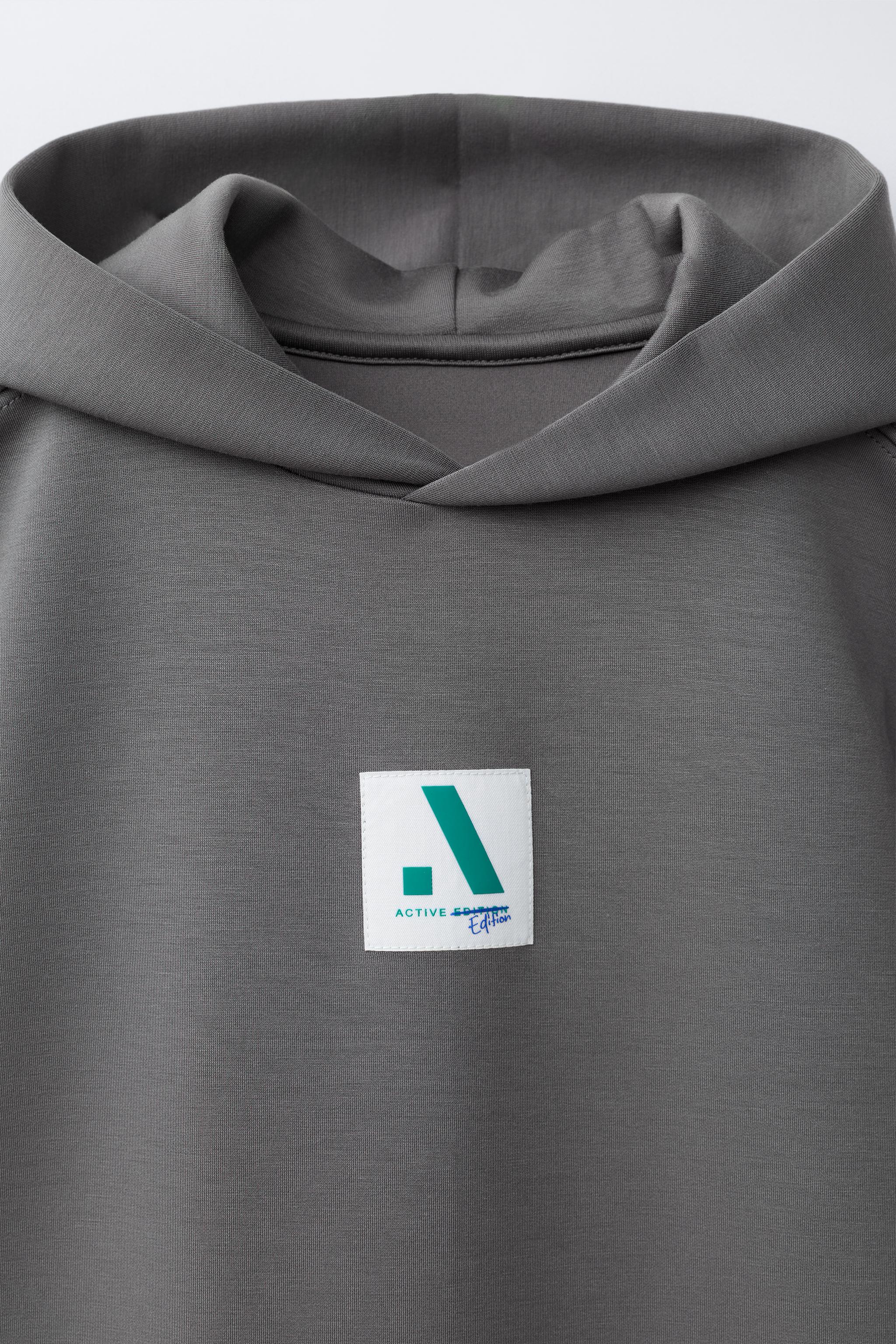 SWEAT SPORTIF À CAPUCHE ET MANCHES COURTES AVEC MODAL