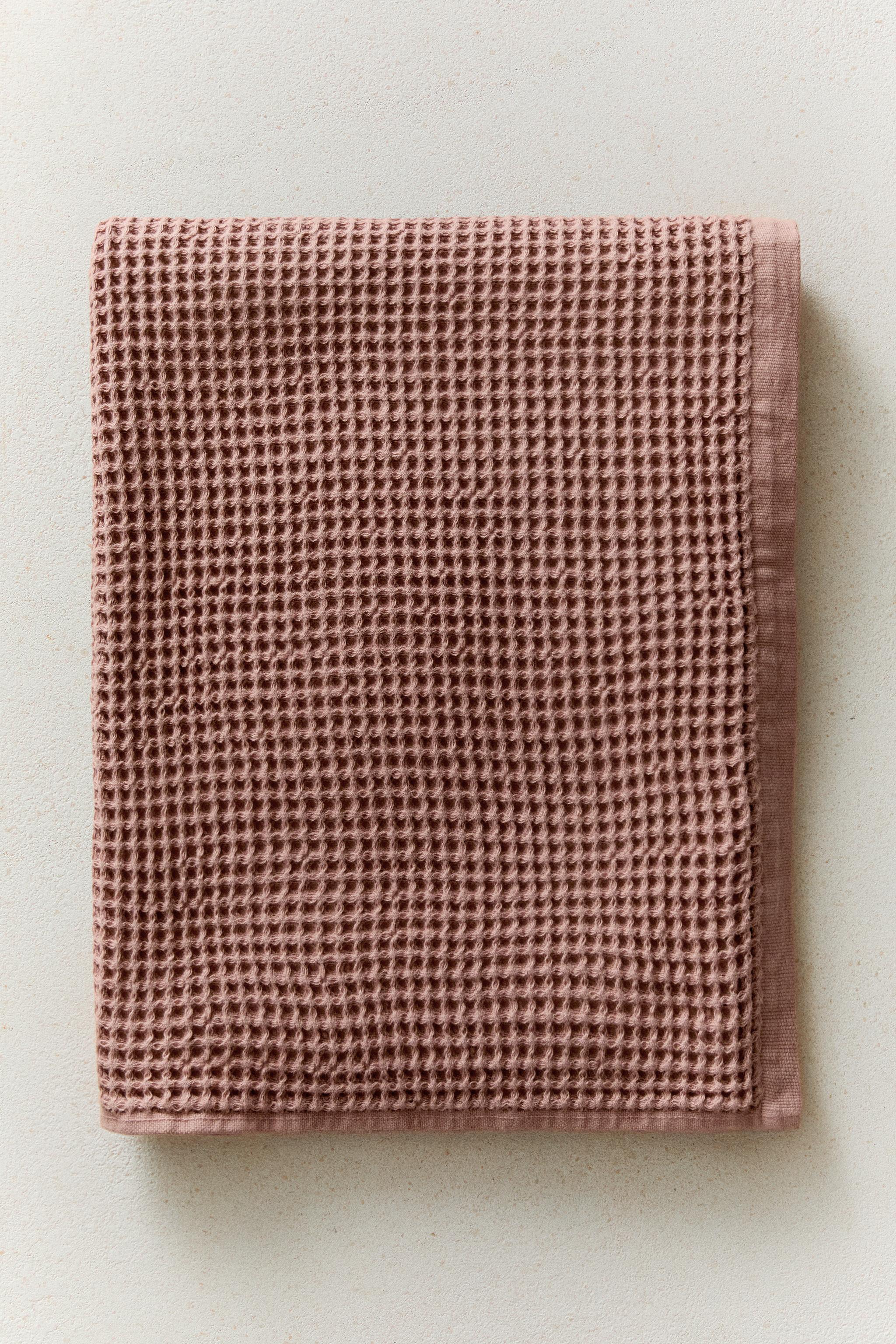 WAFFLE COTTON BATH TOWEL — Pale pink