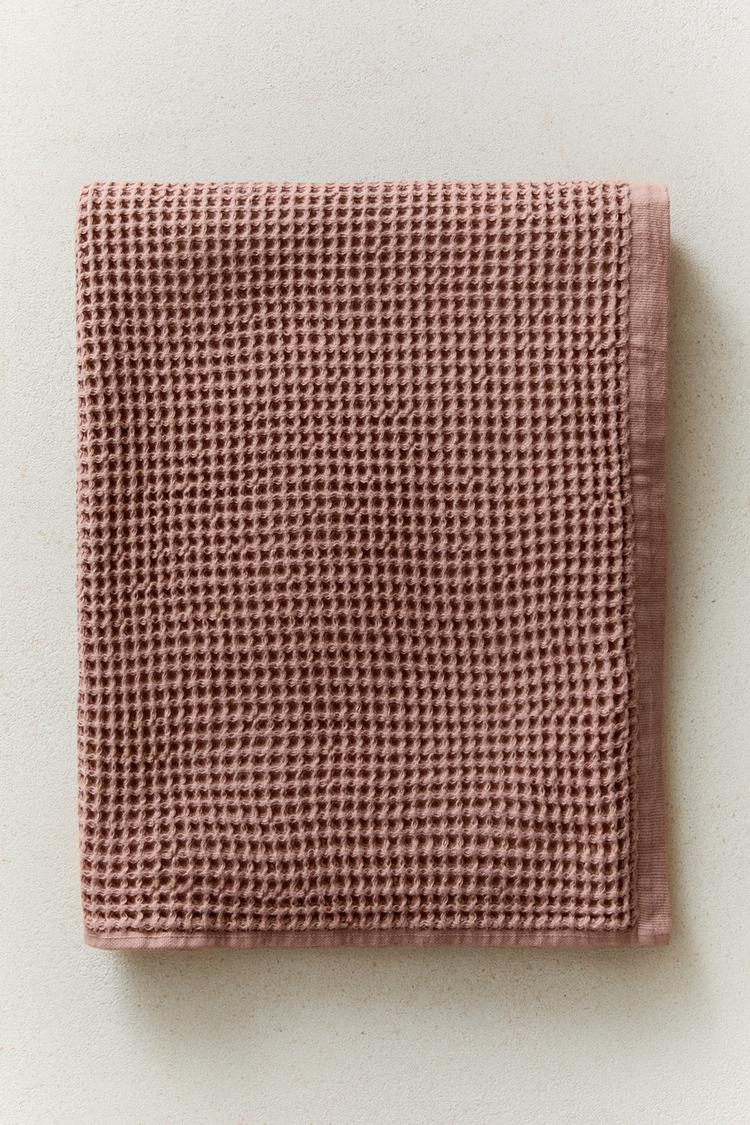 WAFFLE-TEXTURE COTTON BATH TOWEL — Pale pink