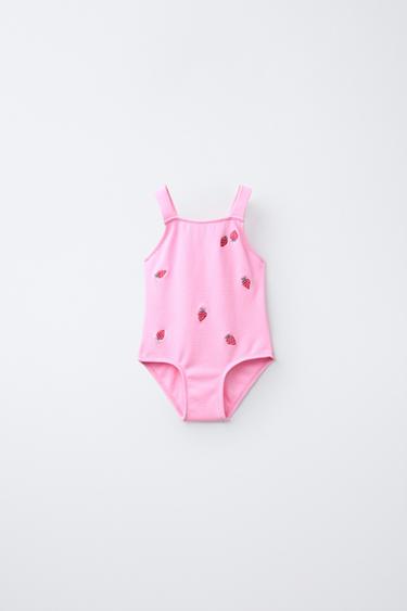 2-6 AÑOS/ BAÑADOR ENTERO FRESAS BORDADAS - Fucsia de Zara - Imagen 0