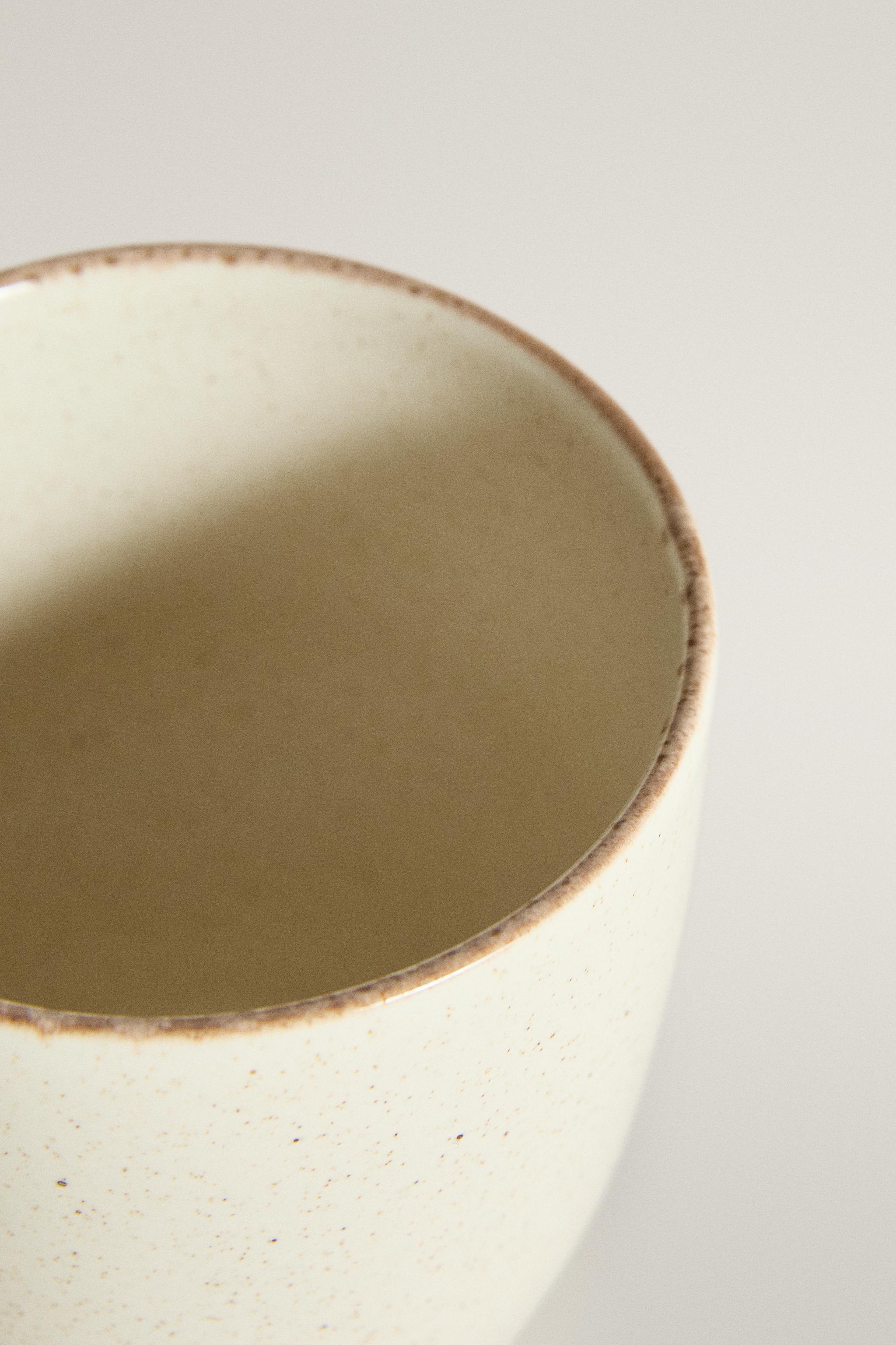 STONEWARE MUG WITH DISTRESSED RIM