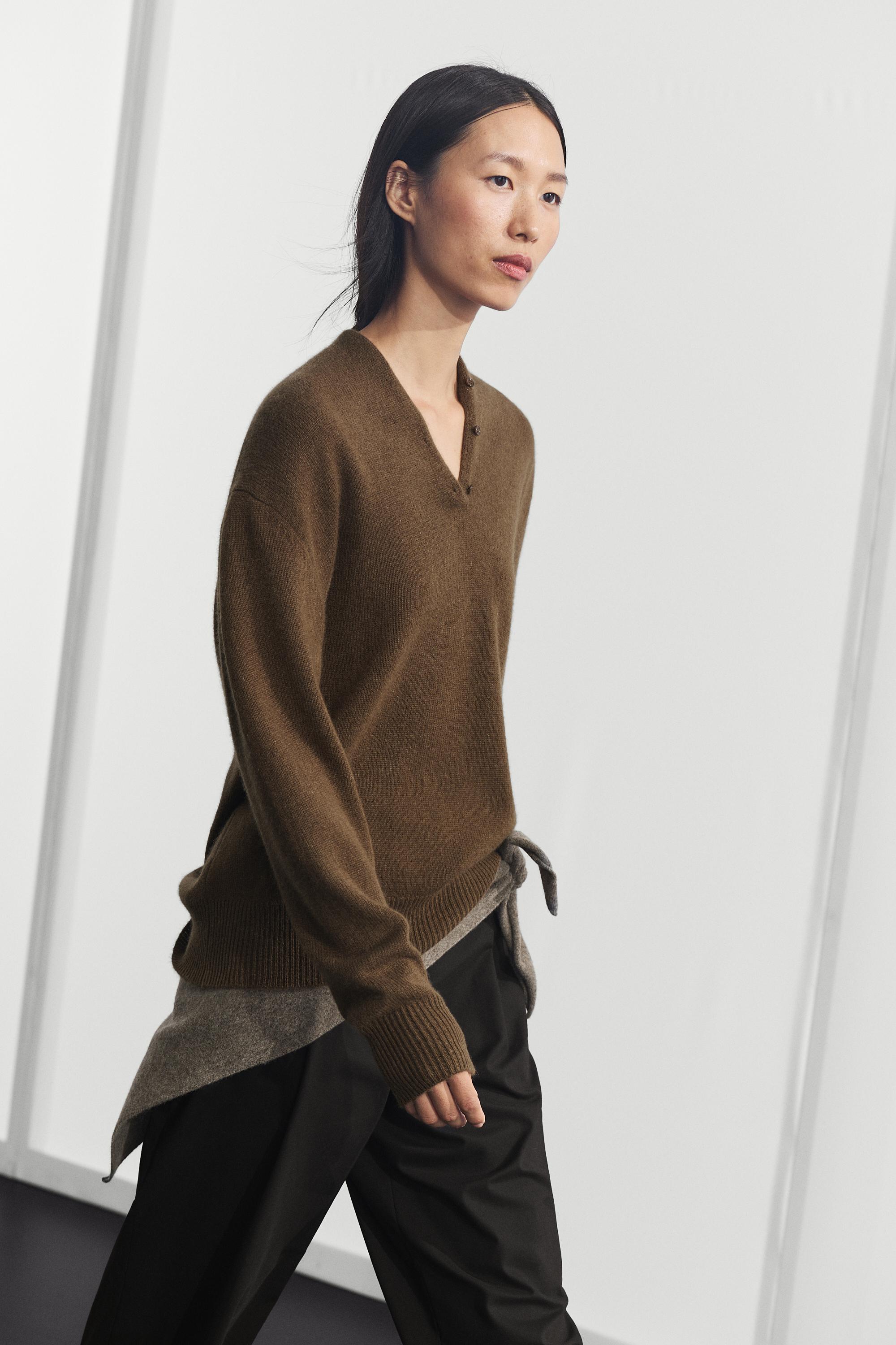 Pull en maille à détail boutonné 100 % cachemire