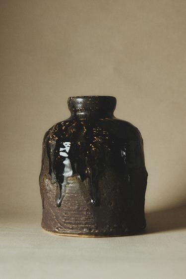 TEXTURED CERAMIC VASE - بني /أخضر الخاص بـ Zara