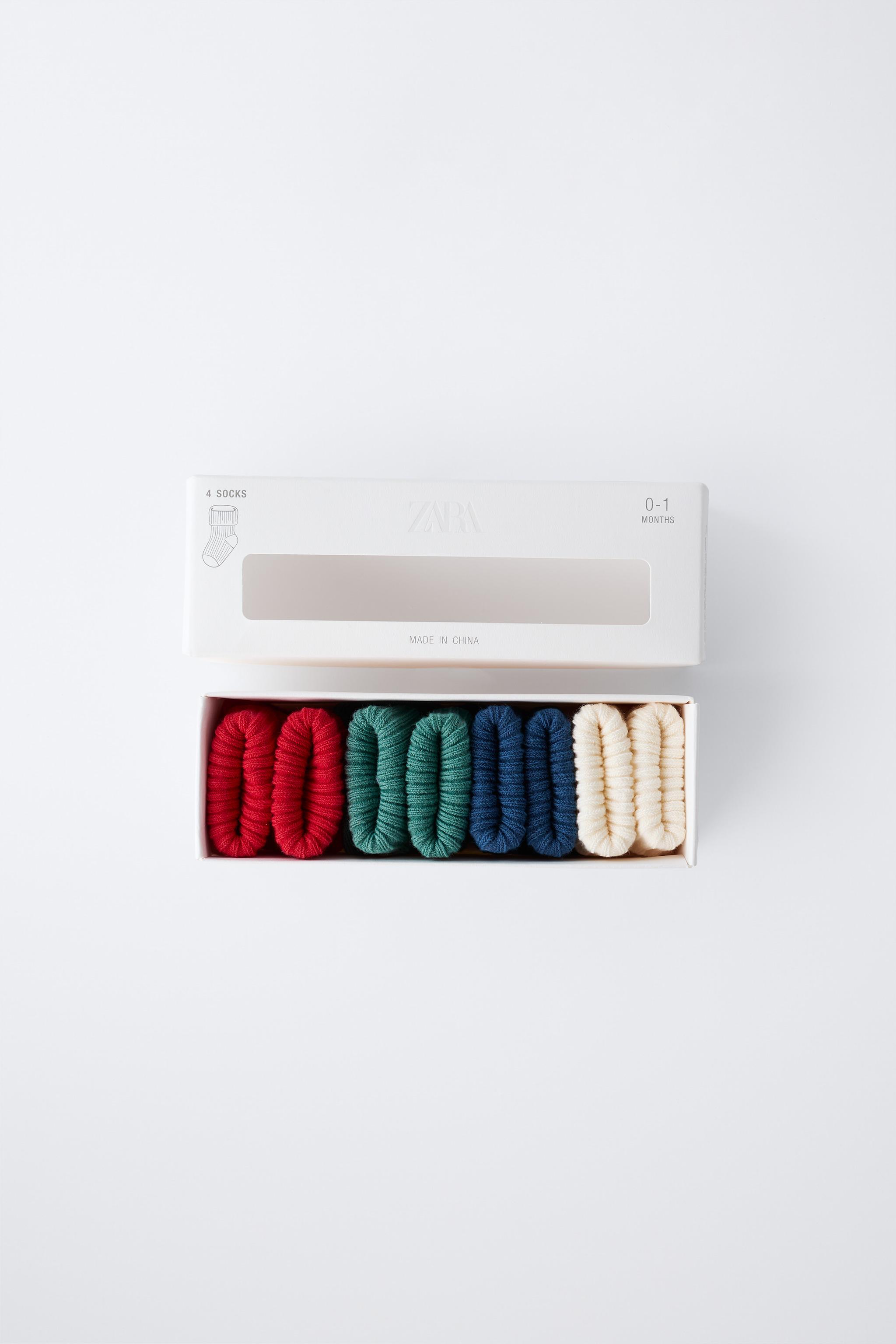 LOT DE QUATRE CHAUSSETTES COULEURS DANS UNE BOÎTE