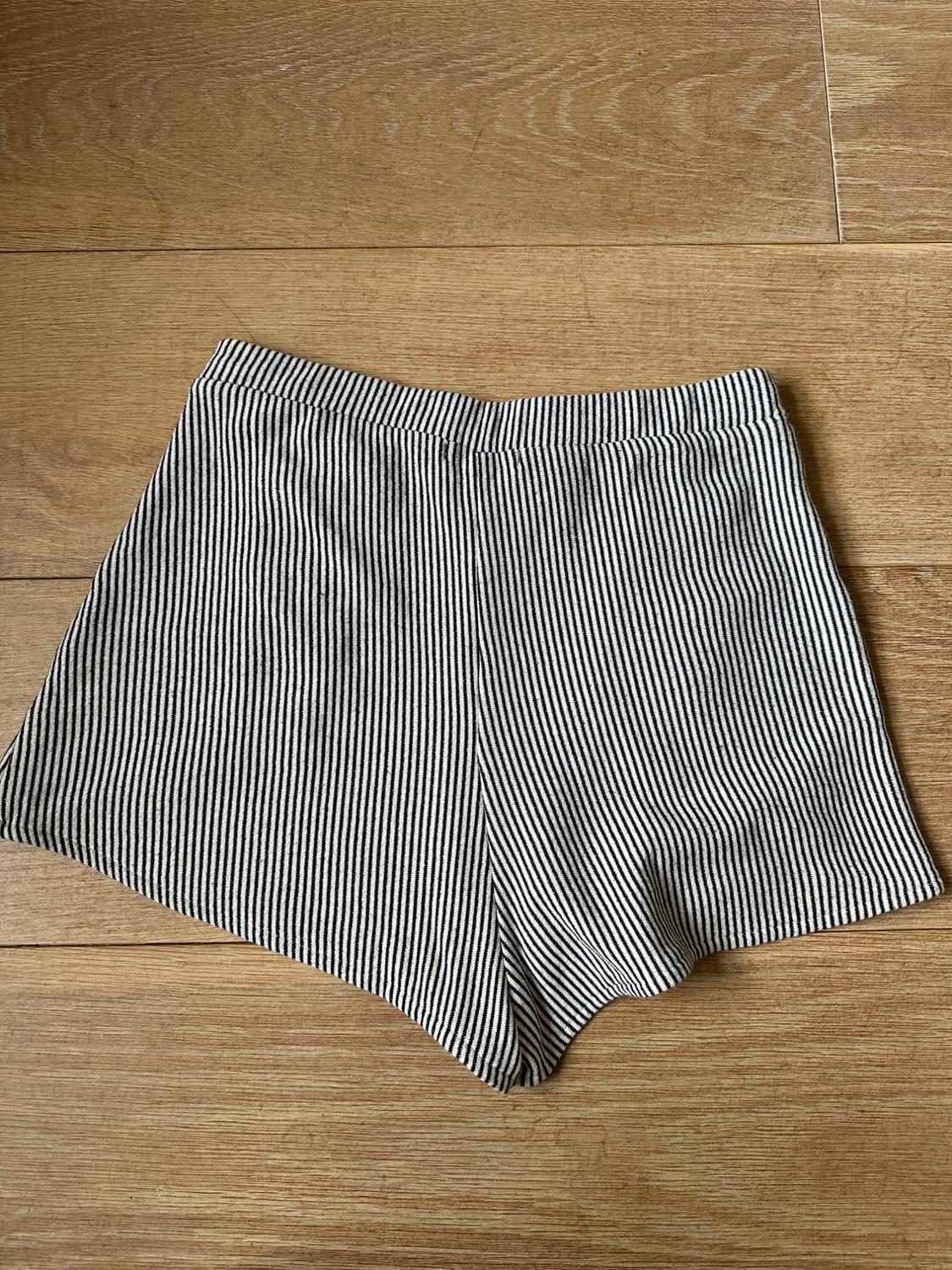 SHORTS WITH RUFFLES IN THE FRONT - Image 5