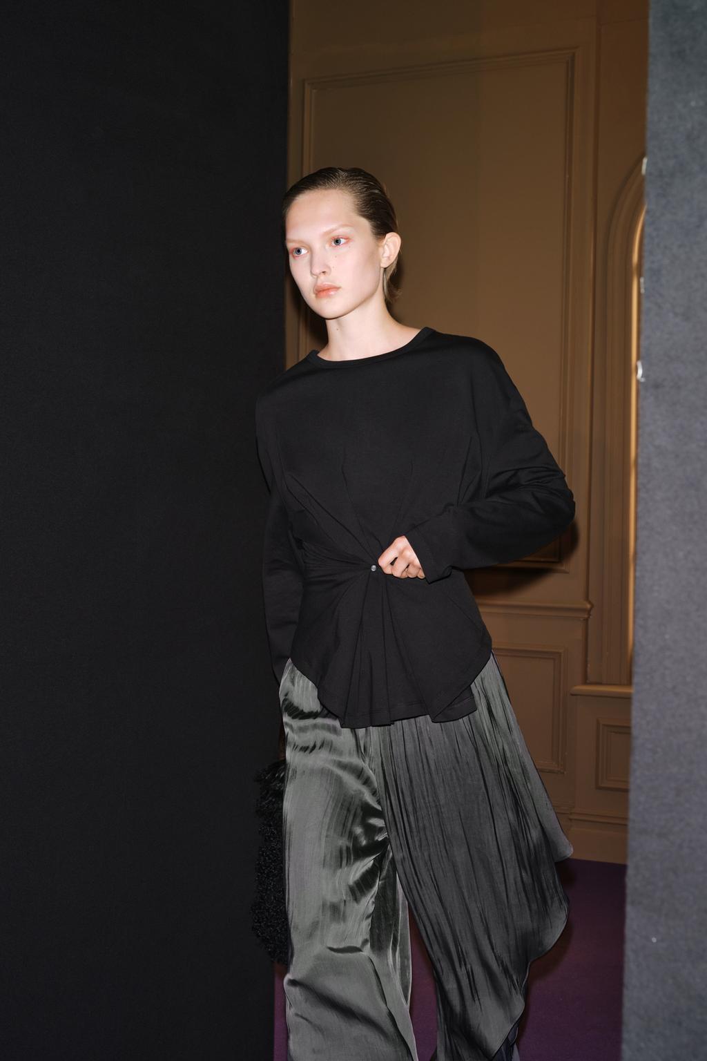 BACK BUTTON T-SHIRT