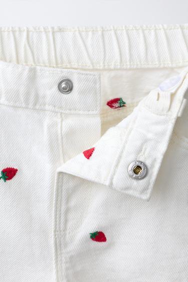 SHORT EN SERGÉ MOM FIT BRODERIES FRAISES CASA LAWA X ZARA KIDS - Écru de Zara - Image 2