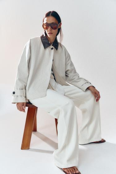 TRENCH CORTO CUELLO EFECTO PIEL ZW COLLECTION - Blanco / Negro de Zara