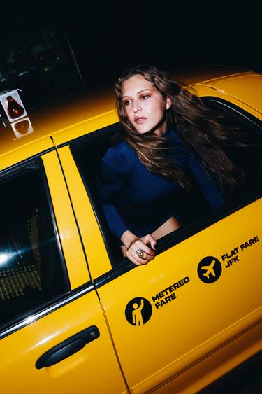 КОРОТКОЕ БАРХАТНОЕ ПЛАТЬЕ С ПОЯСОМ-КУШАКОМ — ЧЕРНИЛЬНО-СИНИЙ от Zara