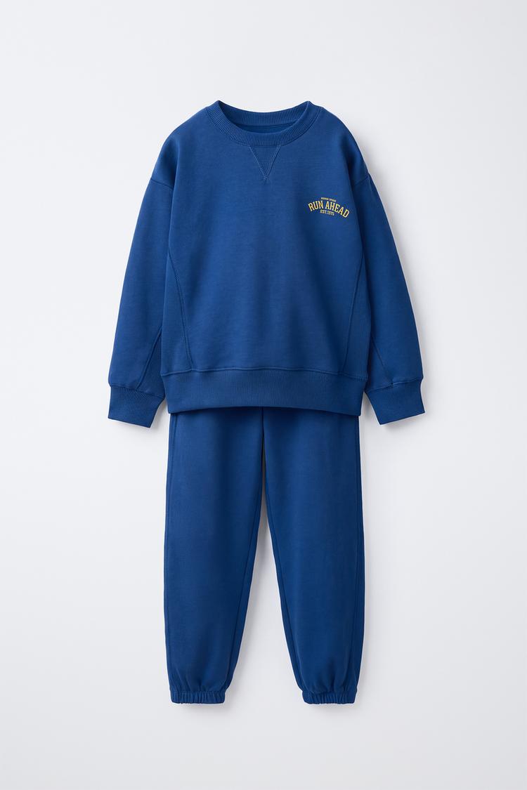 Conjunto sudadera y pantalón jogger texto varsity