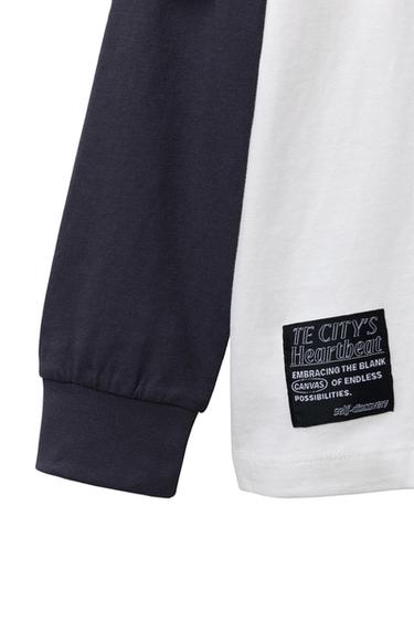 T-SHIRT MIT DOPPELÄRMELN, KONTRAST UND TEXT - Cremefarben / Blau von Zara