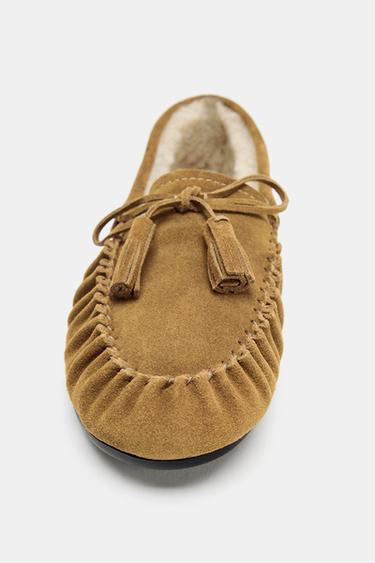 MOCASSINS EN CUIR DAIM EFFET PEAU DE MOUTON - Beige de Zara - Image 5