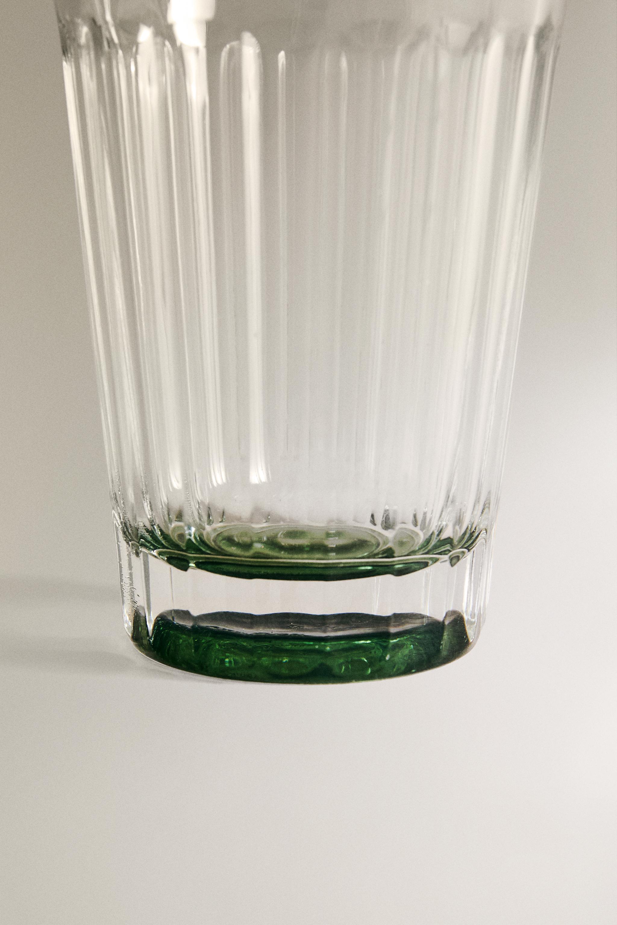 RAISED GLASS TUMBLER WITH A COLORED BASE