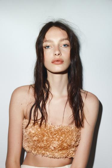 TOP CROP TIRANTES RELIEVE - Beige de Zara