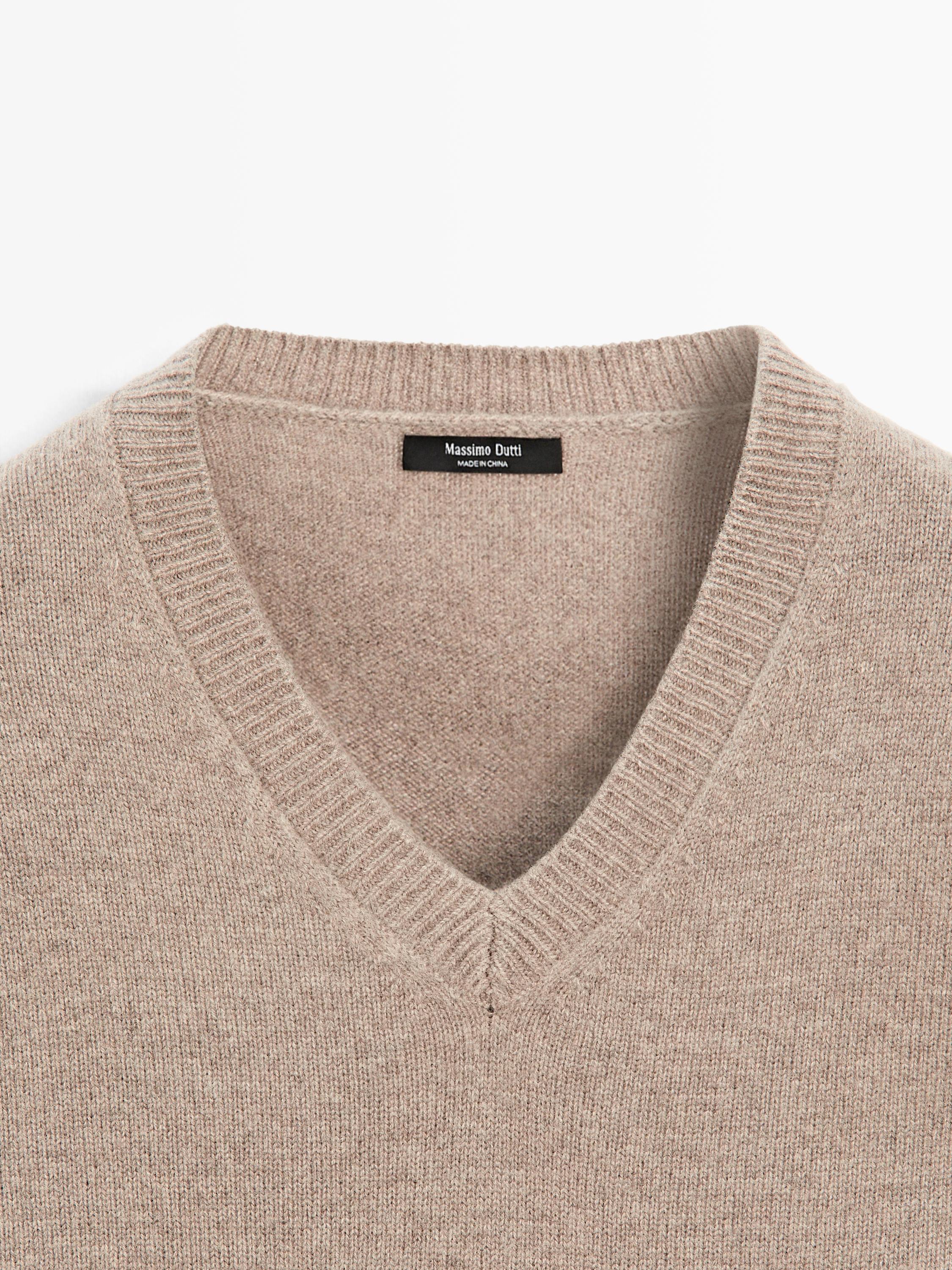 Pull en maille à col V et coudes