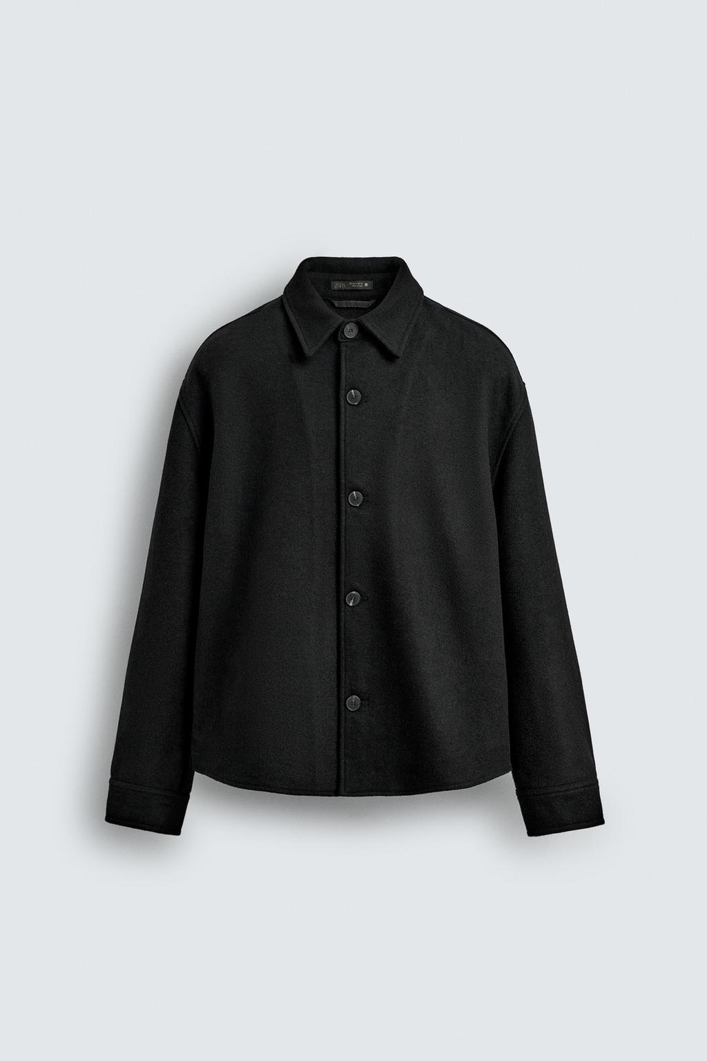 Μπροστινή όψη μαύρου overshirt με γιακά πέτο, κλείσιμο με κουμπιά και πλαϊνές τσέπες στους γοφούς.