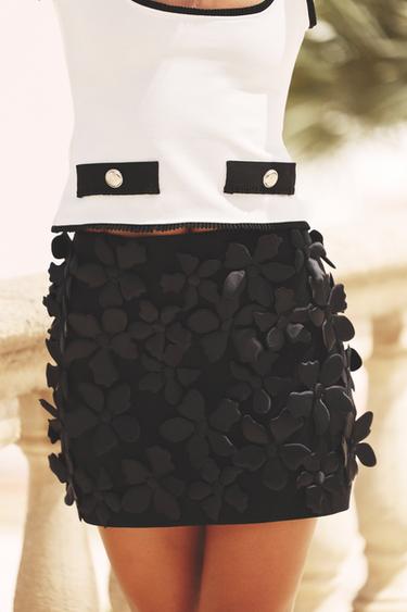 MINI-JUPE EN MAILLE STRUCTURE FLEURS - Noir de Zara - Image 1