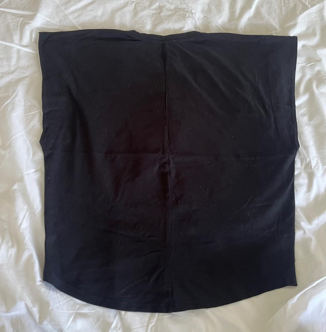 BLACK TSHIRT WITH BATWING LIKE SLEEVES AND CONTRAST LINING. CURVED HEM. - Image 3