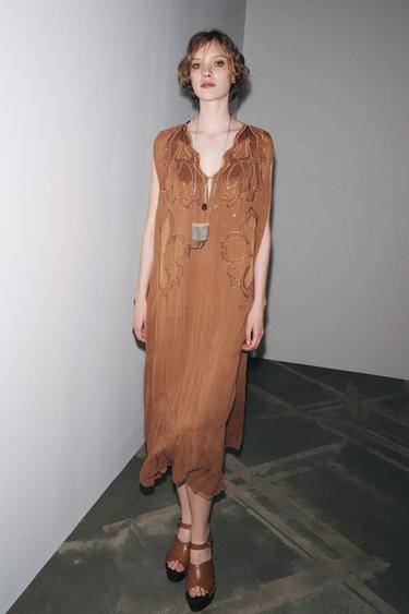 ПЛАТЬЕ СО СБОРКАМИ И ВЫШИВКОЙ — ZW COLLECTION — СВЕТЛО-КОРИЧНЕВЫЙ от Zara