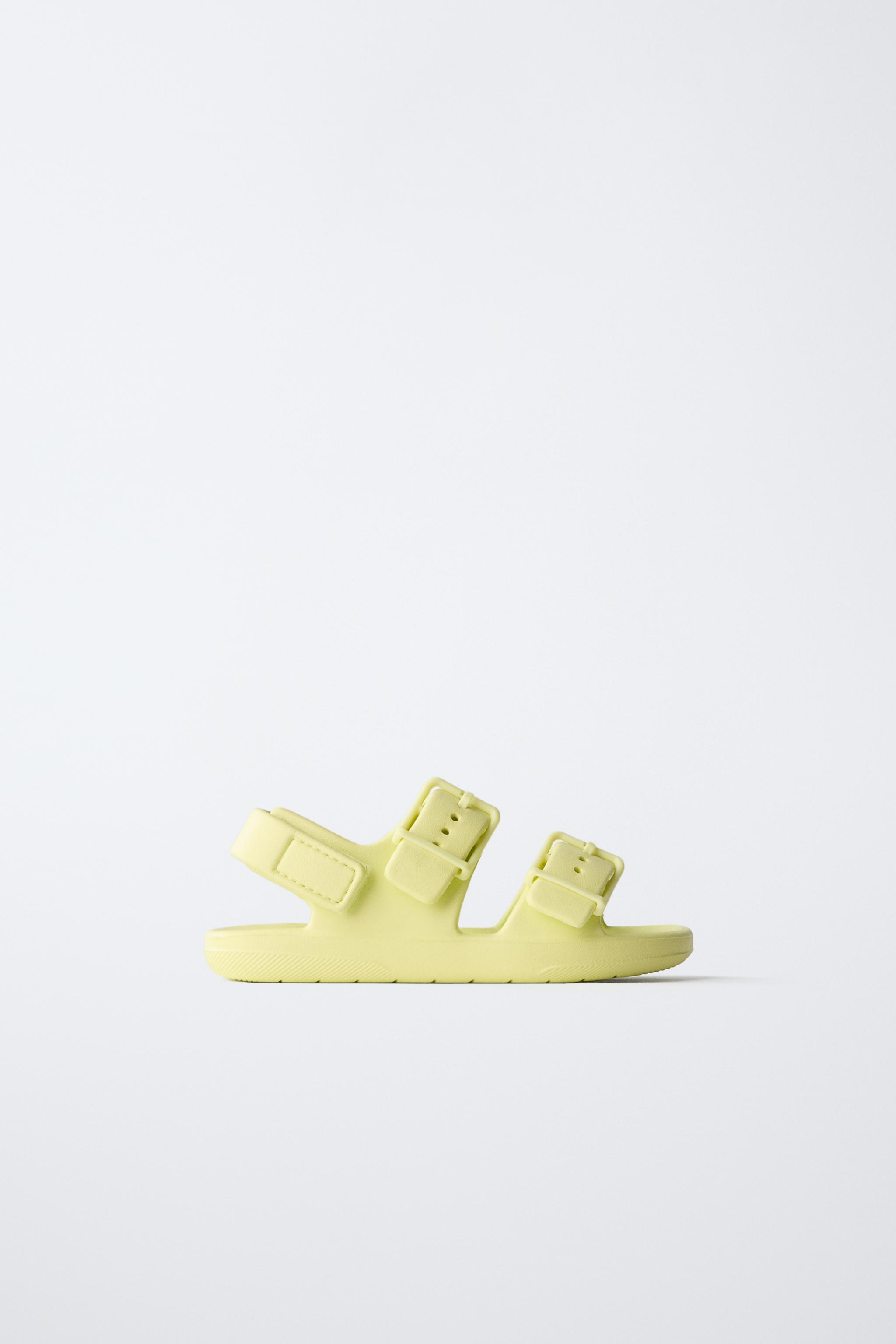 RUBBERIZED BUCKLED SANDALS