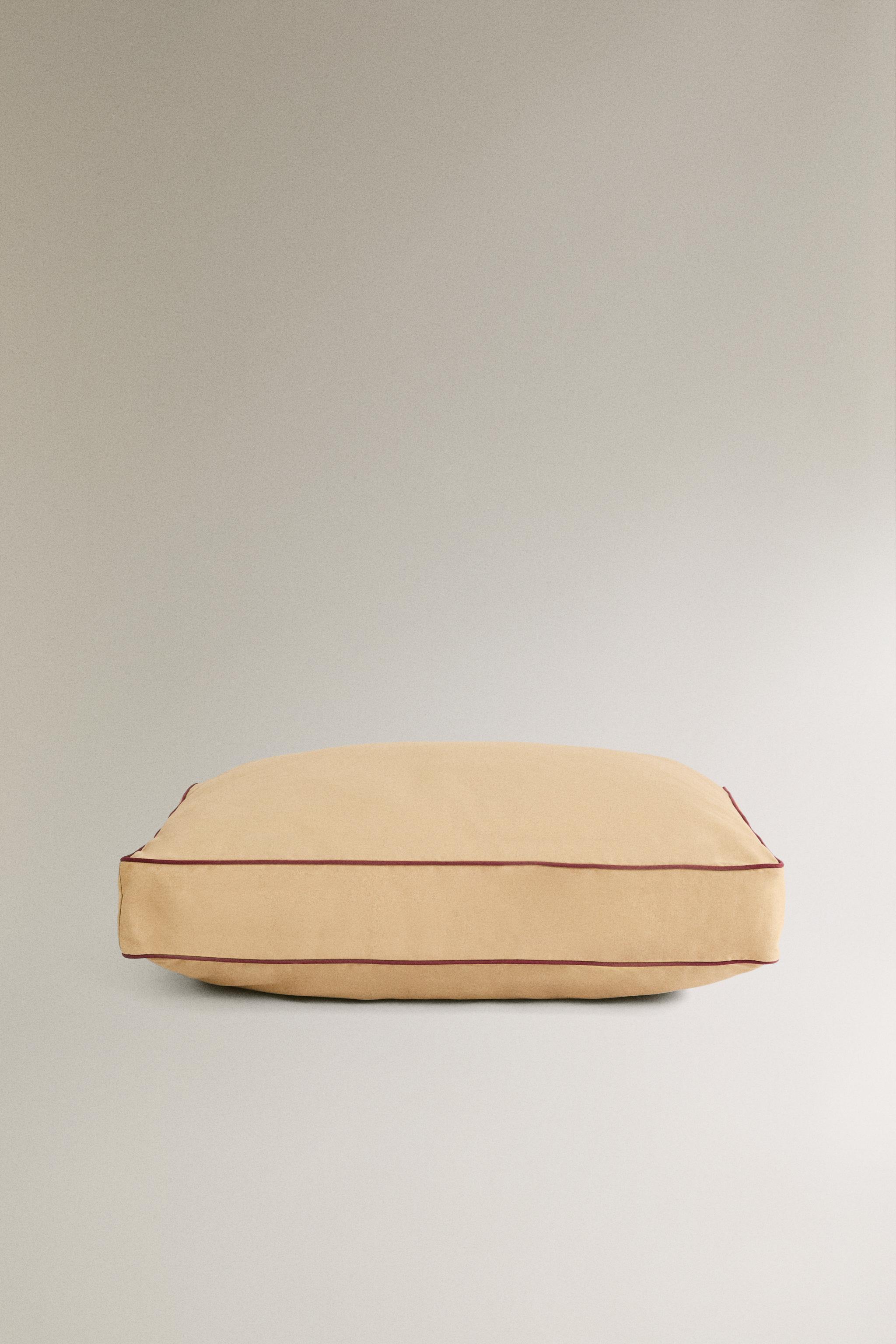 XL FLOOR CUSHION WITH PIPING FOR PETS